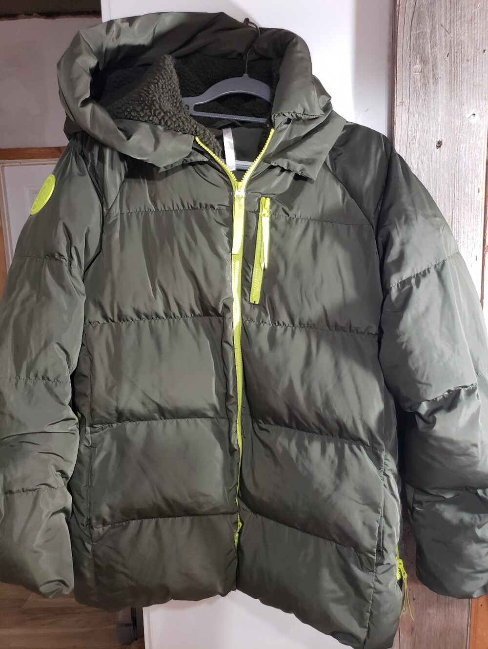 Fabletics Voyage Puffer Jacket Oversized Med Hood MilitaryGreen Neon Trim